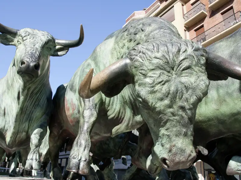 Auf Ihrer Rundreise durch Spanien werden wir in Pamplona das berühmte Stierlauf-Denkmal sehen.