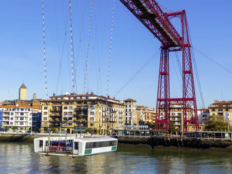 Die älteste Schwebefähre der Welt, die Puente Colgante, transportiert Autos über den Fluss Nervión in Getxo.