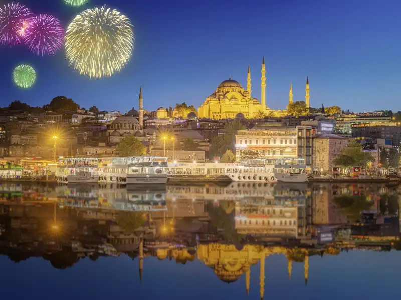 Silvester-Feuerwerk über Istanbul mit Blick auf die beleuchtete Hagia Sophia