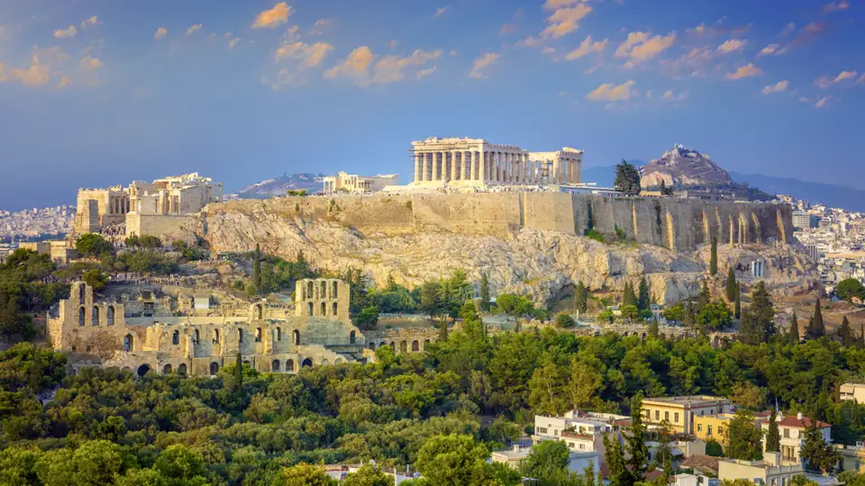 Blick auf die beeindruckende Akropolis in Athen im warmen Abendlicht.
