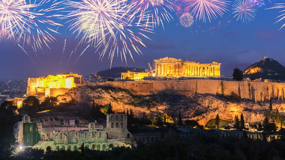 Spektakuläres Silvester-Feuerwerk über der beleuchteten Akropolis in Athen.