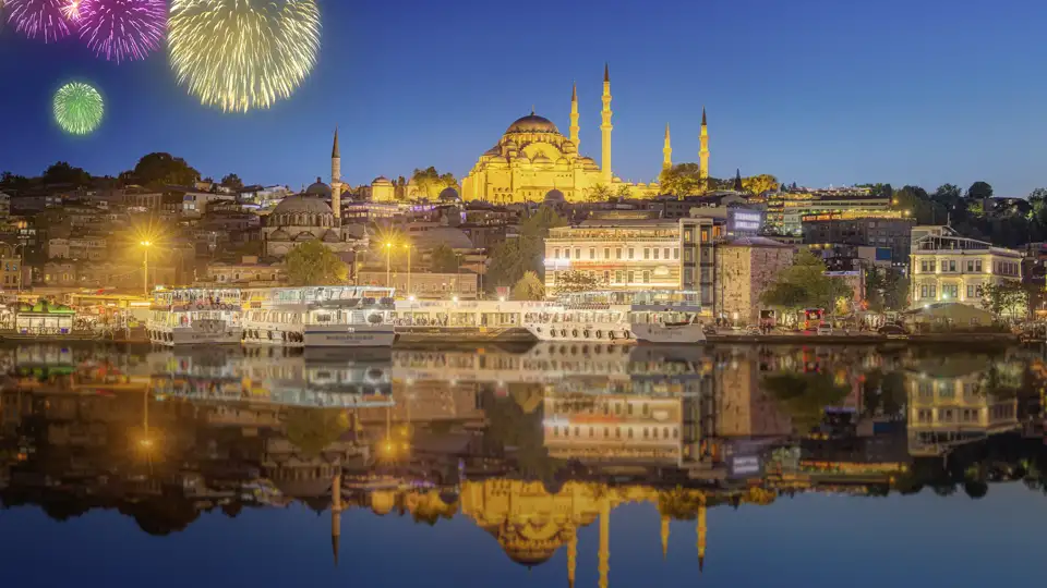 Silvester-Feuerwerk über Istanbul mit Blick auf die beleuchtete Hagia Sophia
